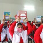 Bangladeshi students hold their newly issued text books. Dhaka Tribune